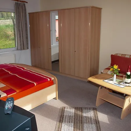 Doppelzimmer-mit-gemeinschaftsbad-fuer-2-personen-auf-ruegen-h4zi3 * Rappin