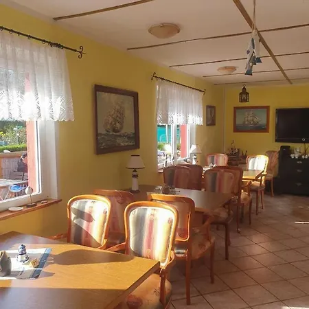 Doppelzimmer-mit-gemeinschaftsbad-fuer-2-personen-auf-ruegen-h4zi3 *